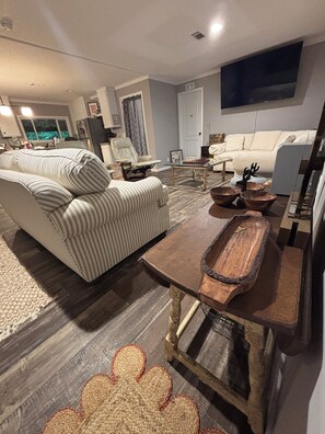 Living area - Lake Martin/Auburn-Huge Wrap Around Porch. Cozy and Secluded. Super CLEAN! (Tallassee)