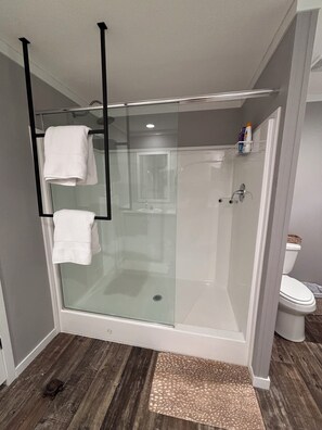 Shower, hair dryer, towels, soap - Lake Martin/Auburn-Huge Wrap Around Porch. Cozy and Secluded. Super CLEAN! (Tallassee)