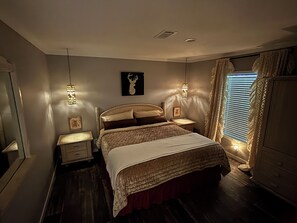 4 bedrooms, iron/ironing board, Internet, bed sheets - Lake Martin/Auburn-Huge Wrap Around Porch. Cozy and Secluded. Super CLEAN! (Tallassee)