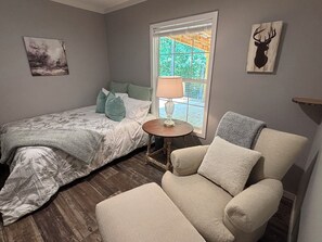 4 bedrooms, iron/ironing board, Internet, bed sheets - Lake Martin/Auburn-Huge Wrap Around Porch. Cozy and Secluded. Super CLEAN! (Tallassee)