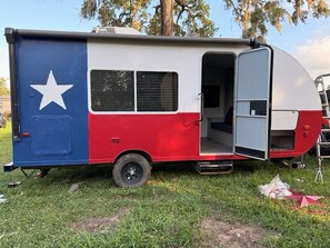 Property grounds - Turnaround Housing RV on a quiet secure ranch just minutes from Phillips66 (Sweeny)