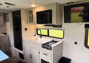 Microwave, stovetop - Turnaround Housing RV on a quiet secure ranch just minutes from Phillips66 (Sweeny)