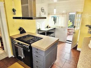 Fridge, microwave, oven, stovetop - Beach Close, Backyard Retreat, Sleeps 4, World Cup (Long Beach)