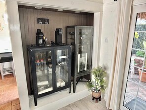Interior - Beach Close, Backyard Retreat, Sleeps 4, World Cup (Long Beach)