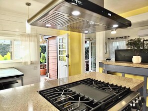 Coffee/tea maker, fridge, microwave, oven - Beach Close, Backyard Retreat, Sleeps 4 (Long Beach)