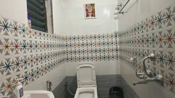 淋浴设施、吹风机、坐浴桶、毛巾