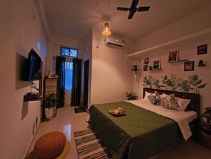 Tabla de planchar con plancha, wifi y ropa de cama 