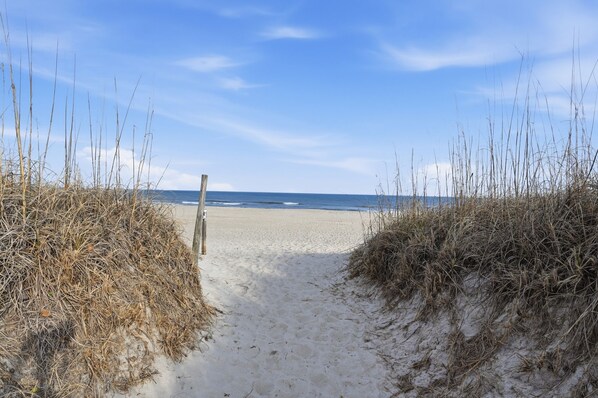 Beach - Almost Paradise Condo w/ Balcony & Ocean Views (Carolina Beach)