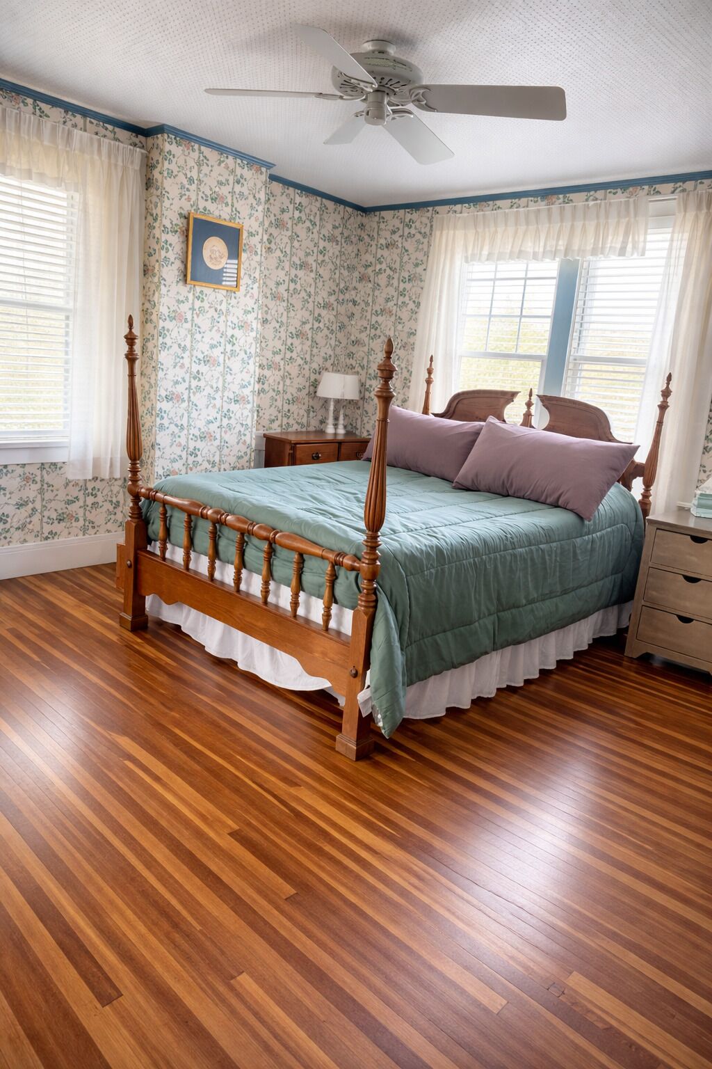 4 bedrooms, iron/ironing board, WiFi, bed sheets