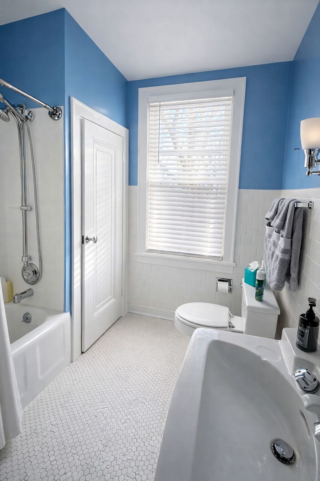 Douche, sèche-cheveux, serviettes fournies, savon