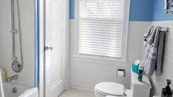 Douche, sĂšche-cheveux, serviettes fournies, savon