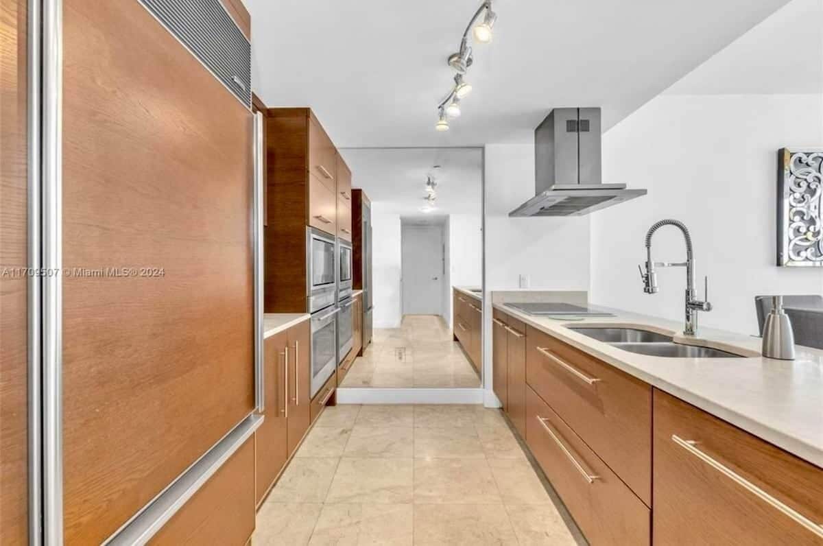 Dishwasher, cookware/dishes/utensils, paper towels