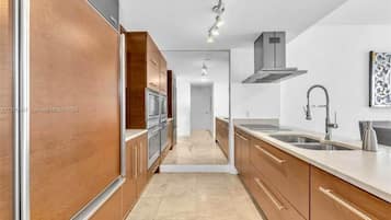 Dishwasher, cookware/dishes/utensils, paper towels