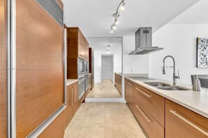 Lave-vaisselle, batterie de cuisine, vaisselle et ustensiles