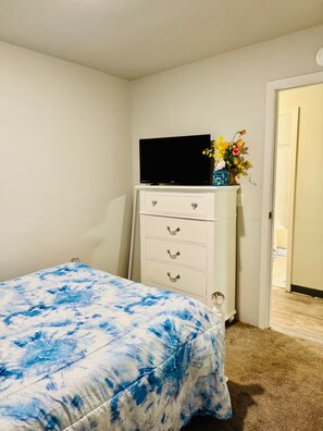 3 bedrooms, iron/ironing board, WiFi, bed sheets - Close to everything you need Unit B Entire rental unit in Fairbanks, Alaska (Fairbanks)