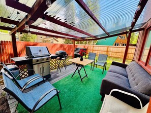 Outdoor dining - Close to everything you need Unit B Entire rental unit in Fairbanks, Alaska (Fairbanks)