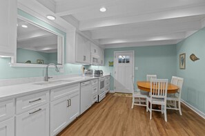 Réfrigérateur, four à micro-ondes, un four, surface de cuisson