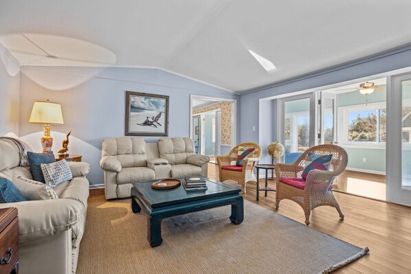 Televisio, pöytäjalkapallopöytä, kirjoja