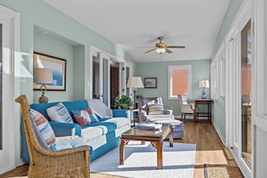 Televisio, pöytäjalkapallopöytä, kirjoja