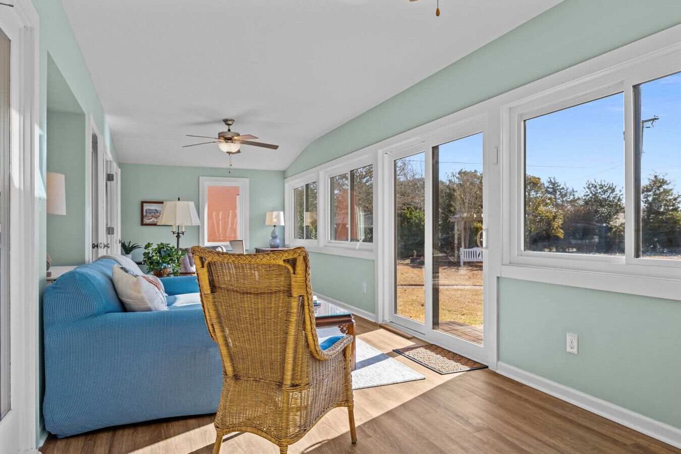 Fernseher, Tischfußball, Bücher