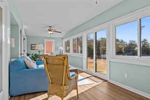 Téléviseur, table de baby-foot, livres