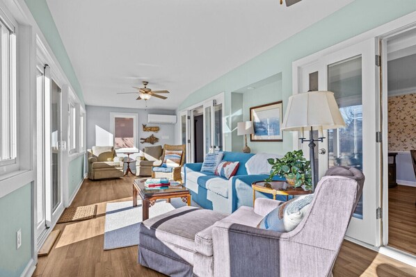 Téléviseur, table de baby-foot, livres