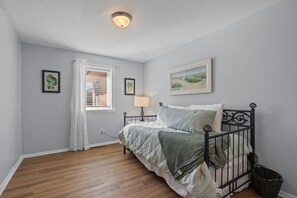 Työpöytä, silitysrauta/-lauta, vauvan matkasänky, Wi-Fi