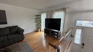 Smart TV - Cozy Gameroom 
4BR/3b Townhouse by the Lake - Gaithersburg, Maryland (Gaithersburg)