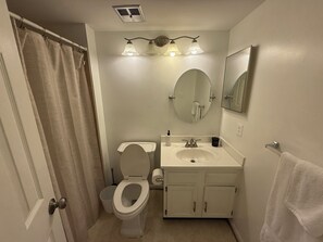 Pyyhkeet, saippua, vessapaperi