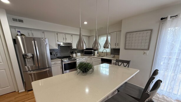 Coffee/tea maker, fridge, microwave, oven - Cozy Gameroom 
4BR/3b Townhouse by the Lake - Gaithersburg, Maryland (Gaithersburg)
