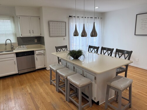 Cozy Gameroom
4BR/3b Townhouse by the Lake - Gaithersburg, Maryland