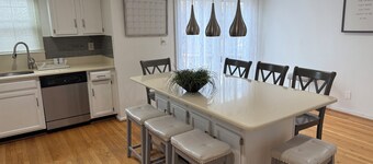 Cozy 4BR/3b Gameroom Townhouse by the Lake - Gaithersburg, Maryland