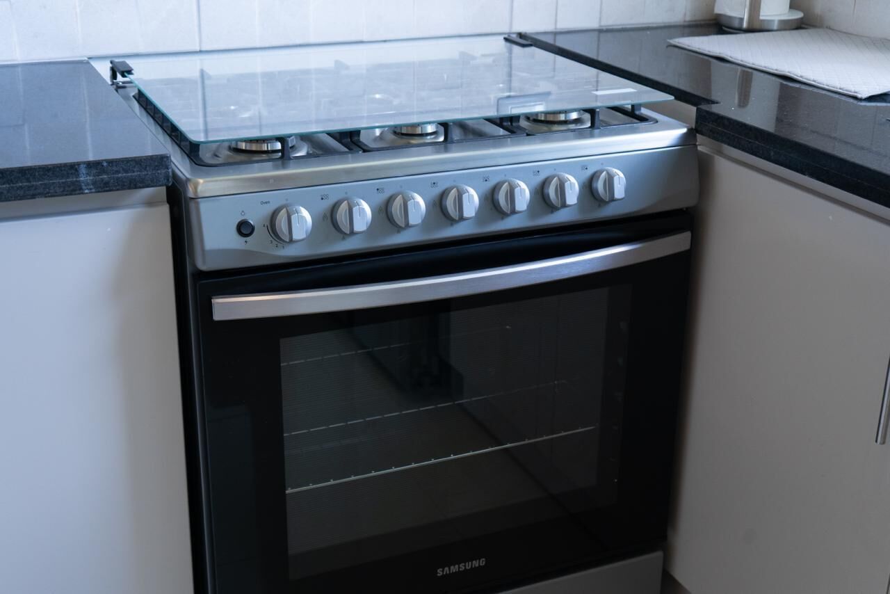 Microondas, horno y placa de cocina
