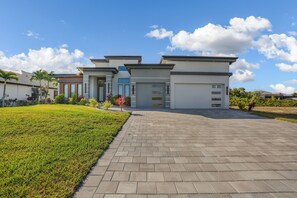 Exterior - Villa510~3 En-Suites~Gulf Access, Heated spa~pool (Cape Coral)