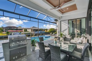 Outdoor dining - Villa510~3 En-Suites~Gulf Access, Heated spa~pool (Cape Coral)