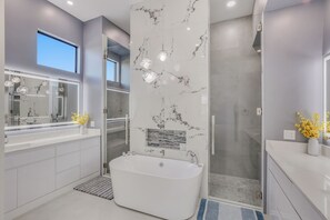 Shower, jetted bath, hair dryer, bidet - Villa510~3 En-Suites~Gulf Access, Heated spa~pool (Cape Coral)