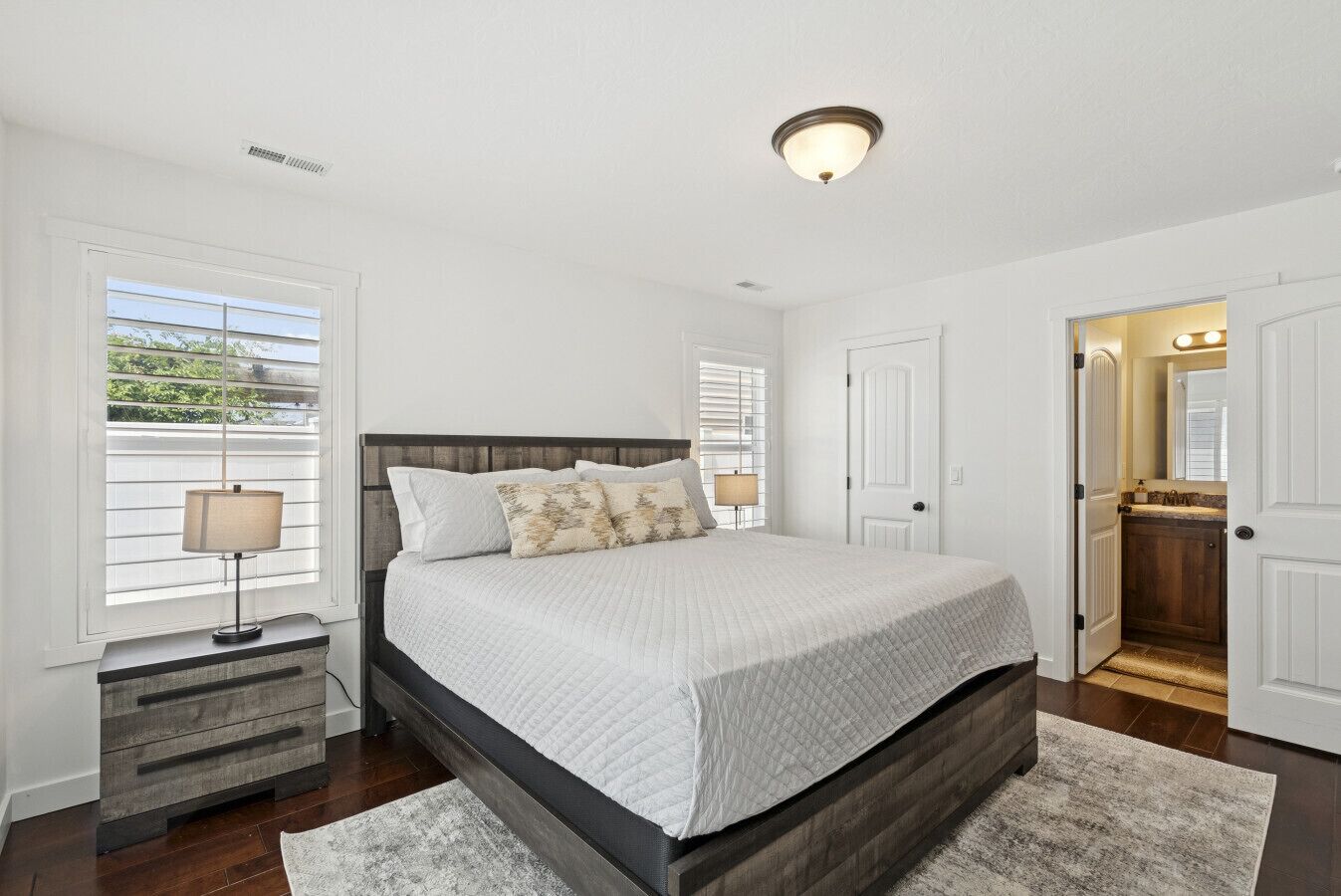 2 bedrooms, desk, WiFi, bed sheets