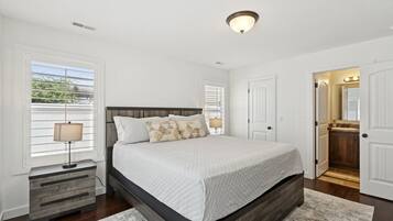2 bedrooms, desk, WiFi, bed sheets