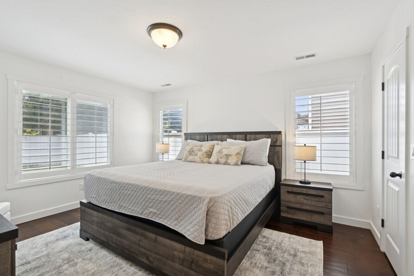 Skrivebord, wi-fi og sengetøy