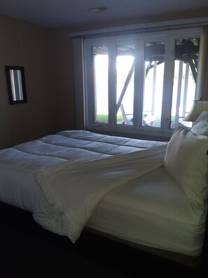 2 bedrooms, WiFi, bed sheets - Tranquility 2-bedroom bungalow with AC in tranquil Golden Lake
 (Golden Lake)