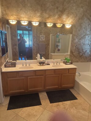 Hair dryer, towels, soap, toilet paper - 3-bedroom house in Gilbert with cool AC comfort, pool and located on golf course (Gilbert)