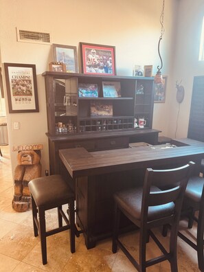 Dining - 3-bedroom house in Gilbert with cool AC comfort, pool and located on golf course (Gilbert)
