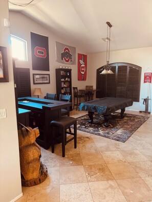 Games room - 3-bedroom house in Gilbert with cool AC comfort, pool and located on golf course (Gilbert)