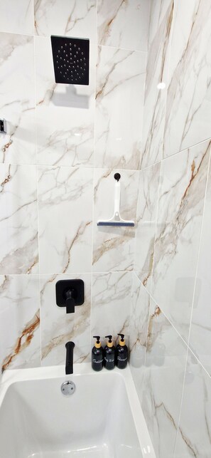 Secadora de cabello, bidet, toallas, jabón 