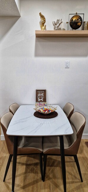 Dining - Vellora Retreat: A Stylish & Cozy Guest Suite with Gym; Close to YYC Airport (Calgary)