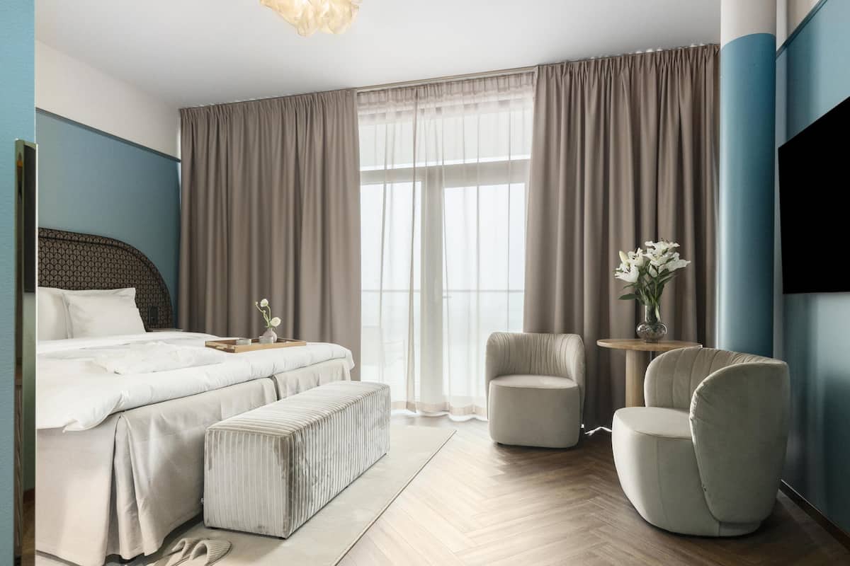 Premium bedding, in-room safe, desk, laptop workspace
