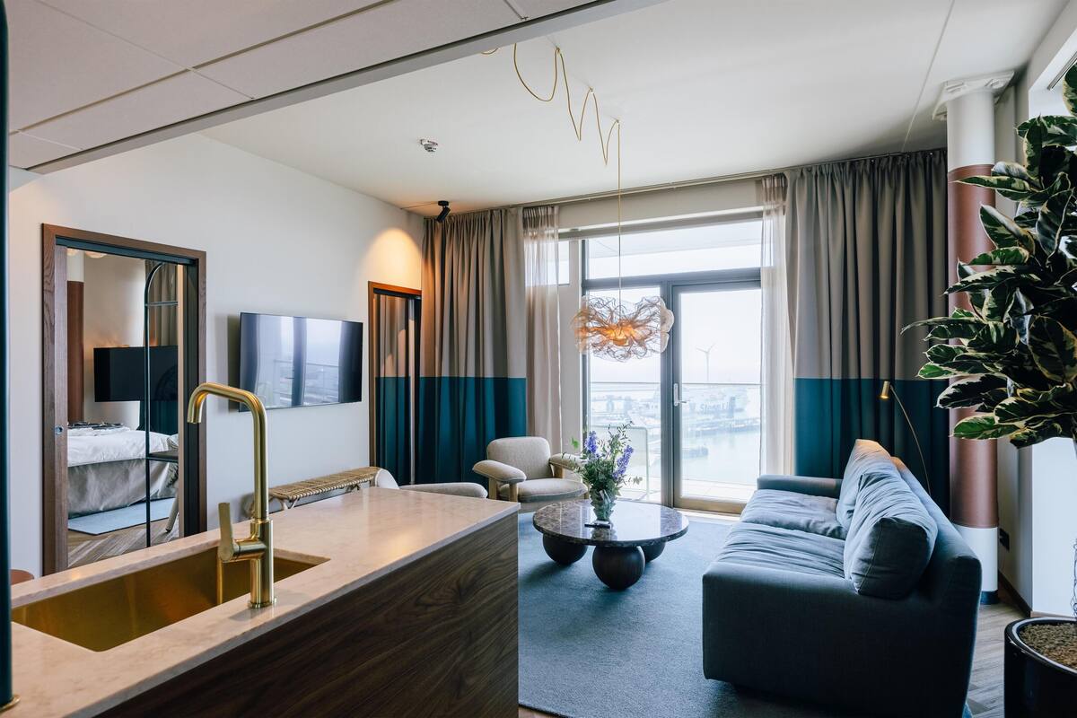 Penthouse King Suite with Balcony and Sea View including spa & pool club access | 高档床上用品、客房内保险箱、办公桌、笔记本电脑工作区