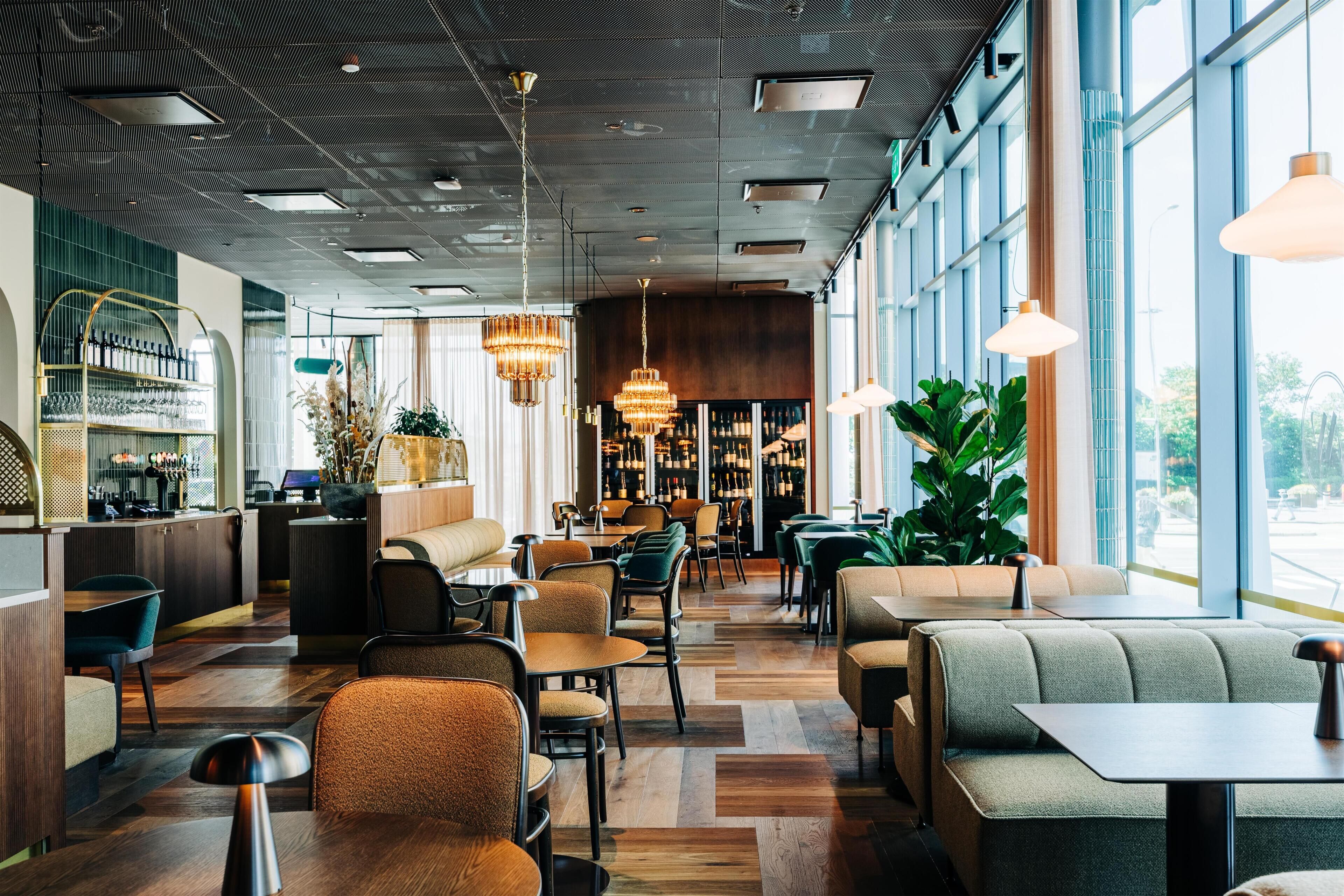 Een modern interieur met zithoeken, een bar en een wijnrek.