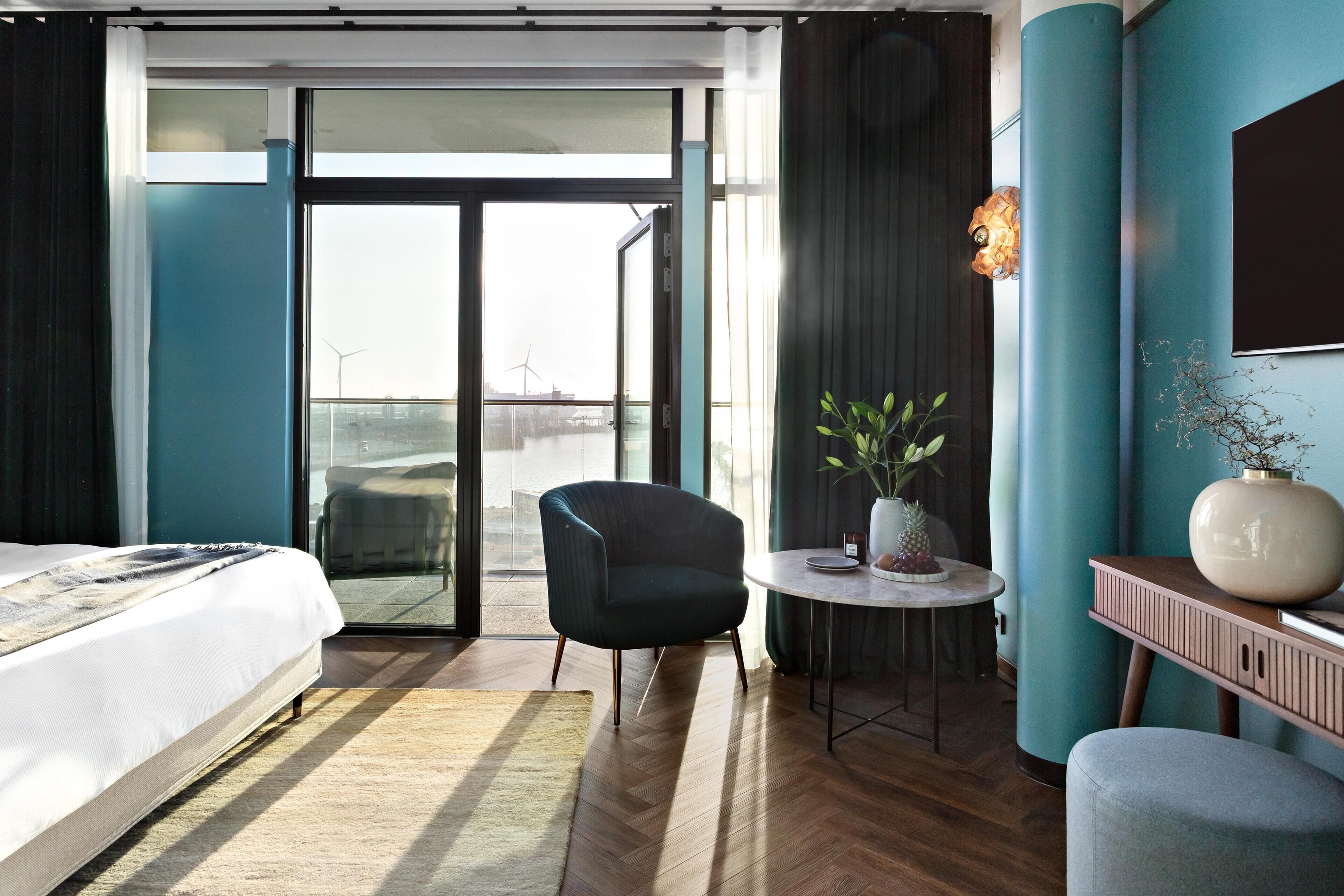 Deluxe Room, 1 King Bed, Balcony, Sea View