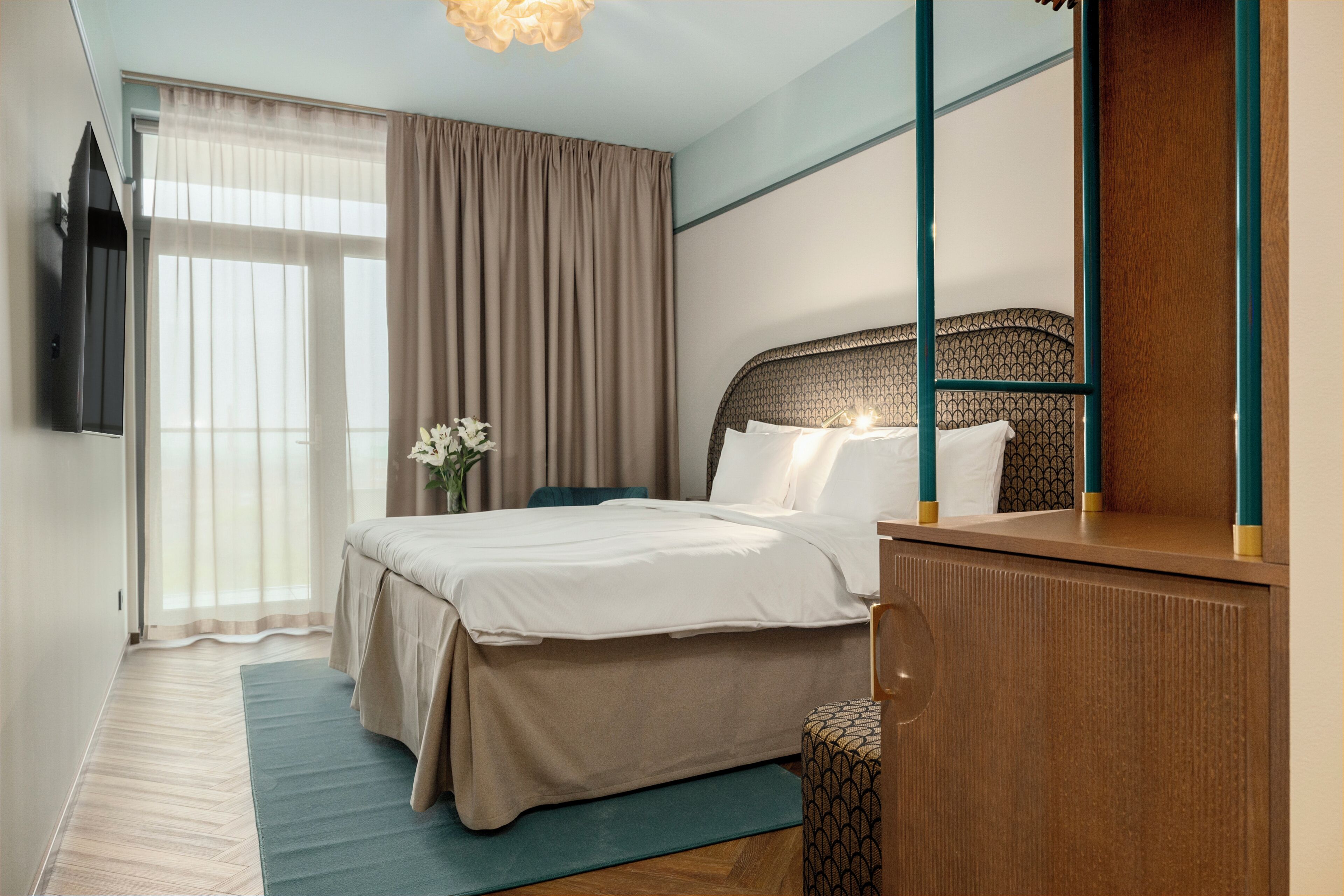 Superior Room, 1 King Bed, Non Smoking | Premium bedding, in-room safe, desk, laptop workspace